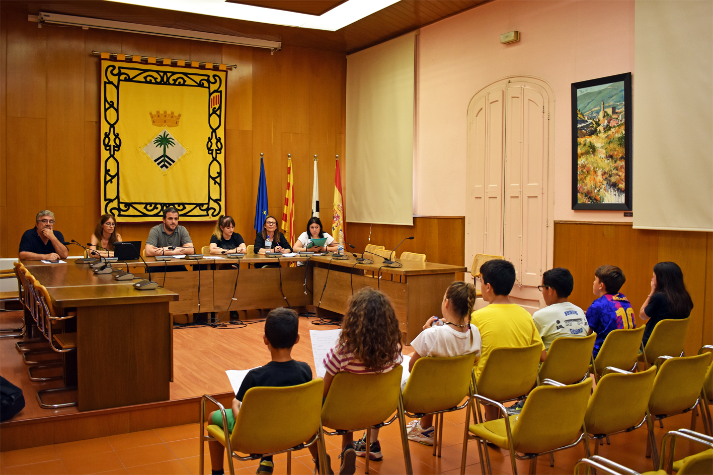 Curs 2021-22 - Imatge de la reuniÃ³ del Consell Municipal dels Infants amb l'alcalde Albert CoberÃ³ i altres membres de l'equip de govern municipal, al salÃ³ de sessions de la Casa de la Vila.