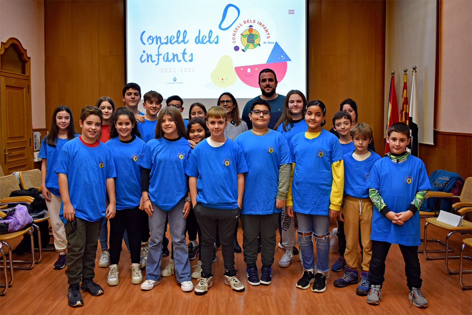 Curs 2022-23 - Foto de grup del Consell Municipal dels Infants, amb lâ€™alcalde Albert CoberÃ³ i la regidora de Benestar Social, Olga Tena, al salÃ³ de sessions de la Casa de la Vila.