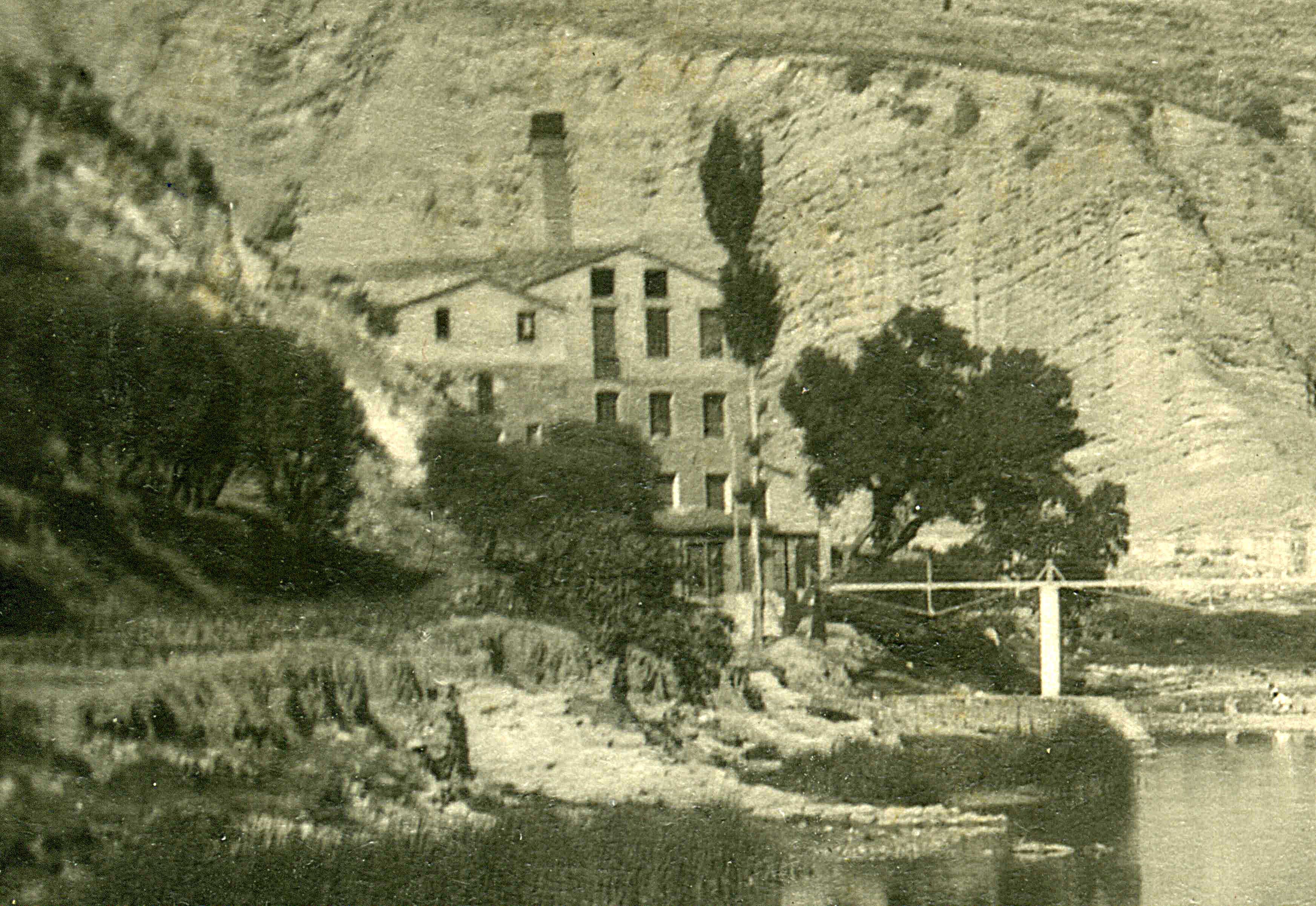Any 1915 - Imatge de la FÃ brica Vella, a l'entorn del barri de Sant Jaume (font: llibre 'FÃ briques de riu' d'Albert FÃ brega, Ramon Fons i Ester Llobet).