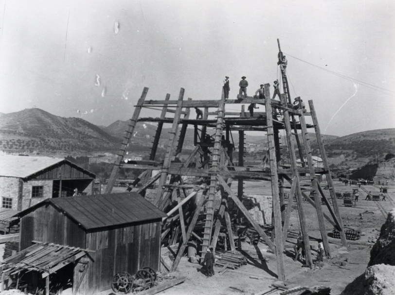 Any 1918 - ConstrucciÃ³ del pou 1 de la mina de potassa (font: llibre 'Cum grano salis. La sal i la potassa a SÃºria (1185-1982)' d'Albert FÃ brega i Enfedaque).