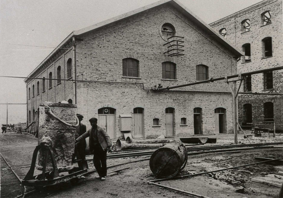 Any 1924 - Treball a les instalÂ·lacions exteriors de la mina de potassa (font: llibre 'Cum grano salis. La sal i la potassa a SÃºria (1185-1982)' d'Albert FÃ brega i Enfedaque).