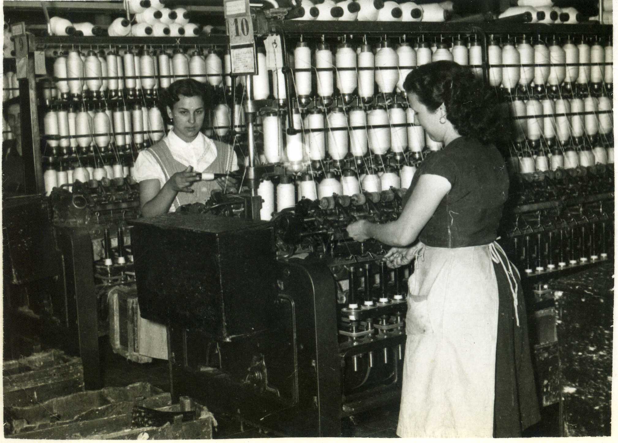 Any 1955 - Treballadores de la fÃ brica tÃ¨xtil Abadal (font: llibre 'FÃ briques de riuâ€™ dâ€™Albert FÃ brega, Ramon Fons i Ester Llobet).