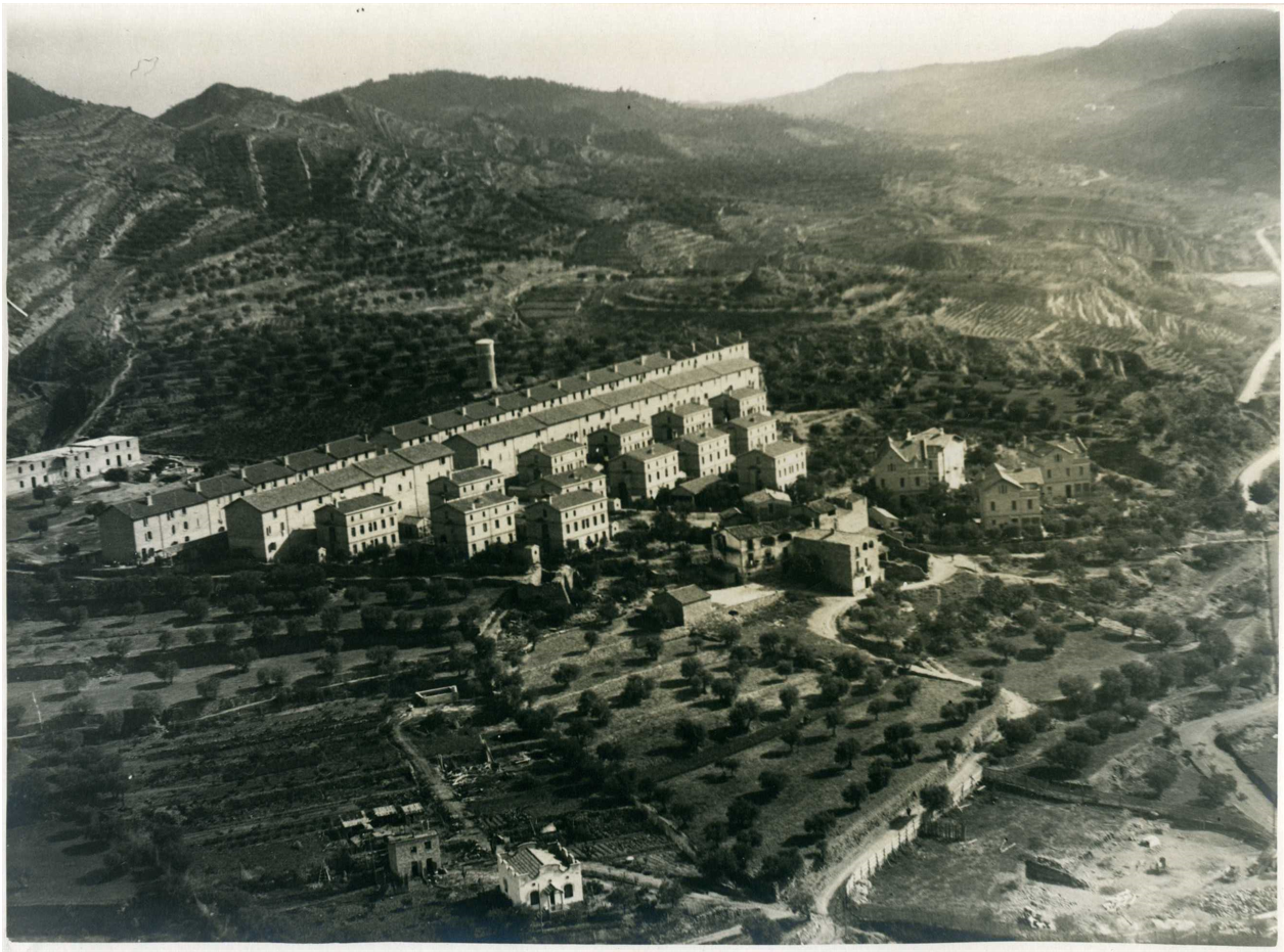 Sense data - Vista de la colÃ²nia Santa Maria, actual barri Santa Maria, construÃ¯da per per acollir els treballadors de la mina i llurs famÃ­lies (font: llibre 'Cum grano salis. La sal i la potassa a SÃºria (1185-1982)' d'Albert FÃ brega i Enfedaque).