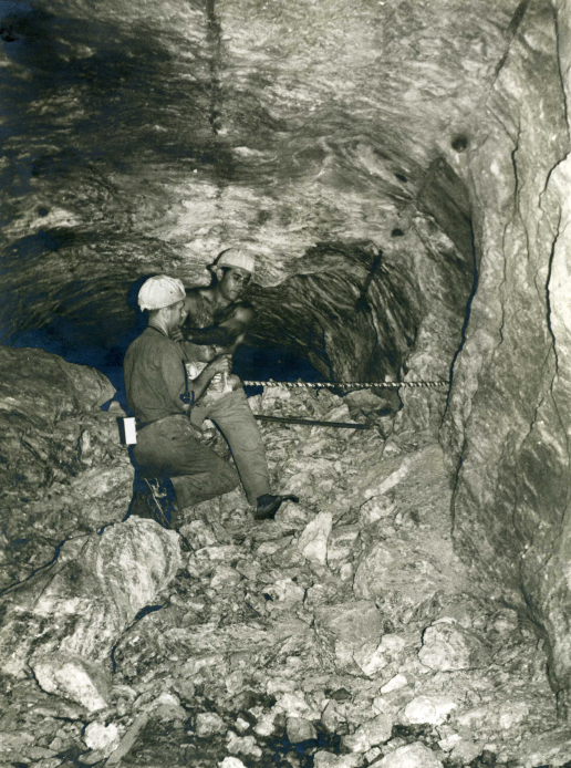 Sense data - Treballadors a l'interior de la mina de potassa (font: llibre 'Cum grano salis. La sal i la potassa a SÃºria (1185-1982)' d'Albert FÃ brega i Enfedaque).