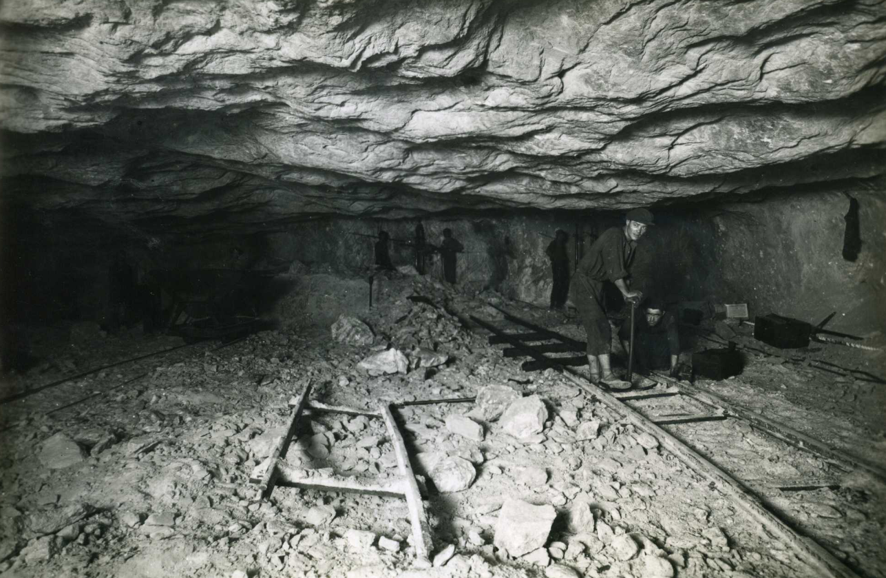 Sense data - Treballs d'instalÂ·laciÃ³ de vies per al transport del mineral a l'interior de la mina de potassa (font: llibre 'Cum grano salis. La sal i la potassa a SÃºria (1185-1982)' d'Albert FÃ brega i Enfedaque).