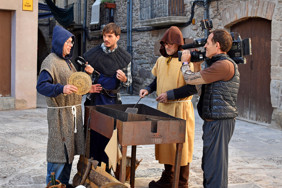Entrevista als castanyers de Ca la ProvidÃ¨ncia per al programa 'Tot es mou' de TV3, en un reportatge sobre les previsions de la 19a Fira Medieval d'Oficis de SÃºria.