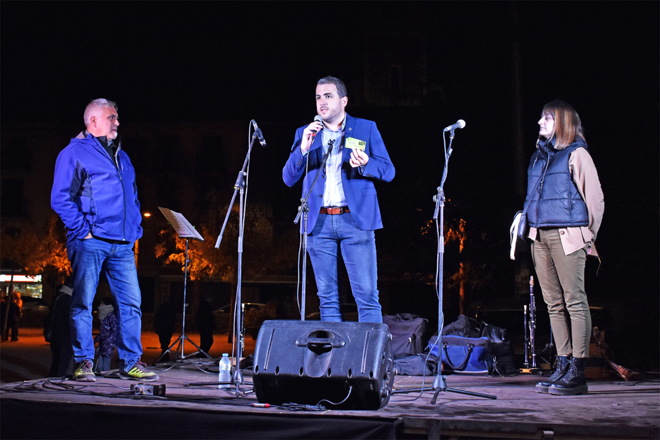 Lâ€™alcalde de SÃºria, Albert CoberÃ³, presenta la campanya comercial 'Rasca i guanyaâ€™, al costat de la regidora de Turisme, Montserrat Albacete, i del director de la 19a Fira Medieval dâ€™Oficis de SÃºria, Ramon ParÃ©s.