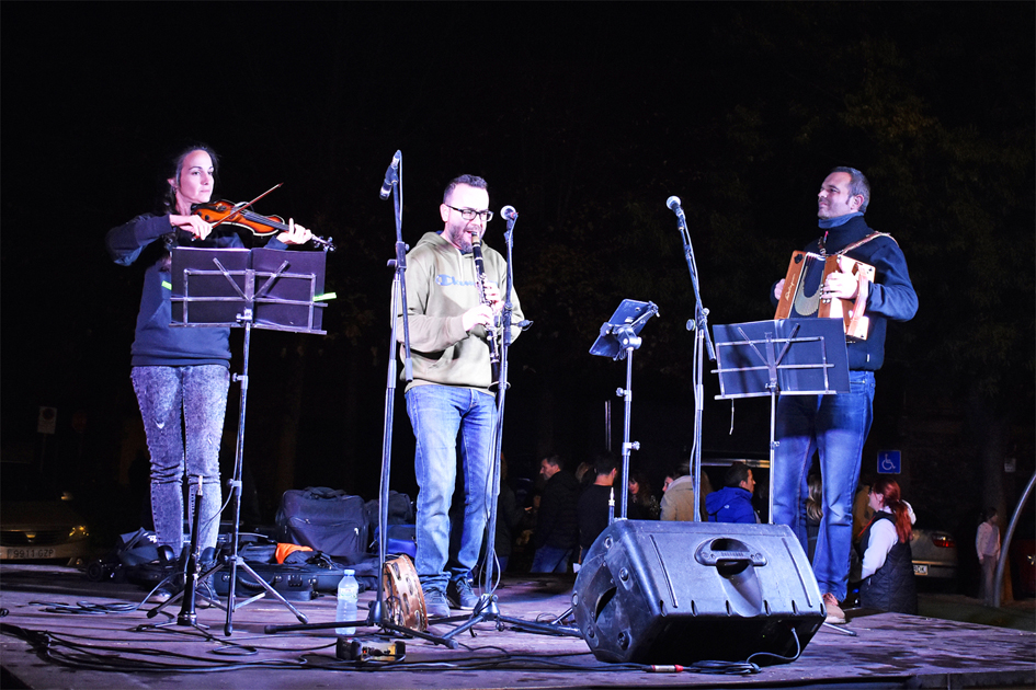 ActuaciÃ³ del grup musical MÃ¹sx a la plaÃ§a de Sant Joan, dins de lâ€™acte inaugural de la 19a Fira Medieval dâ€™Oficis de SÃºria.