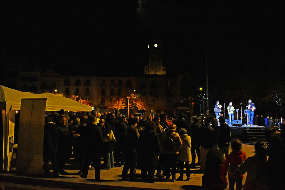 Ambient de la plaÃ§a de Sant Joan durant lâ€™actuaciÃ³ del grup musical MÃ¹sx, dins de lâ€™acte inaugural de la 19a Fira Medieval dâ€™Oficis de SÃºria.