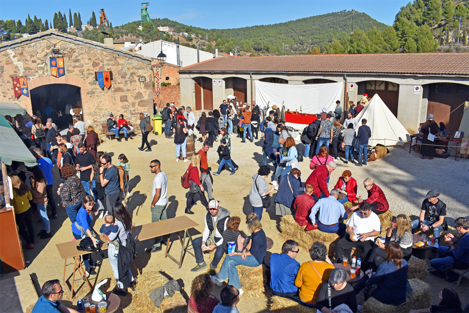 Ambient a lâ€™Era del Castell en les primeres hores de la 19a Fira Medieval dâ€™Oficis de SÃºria.