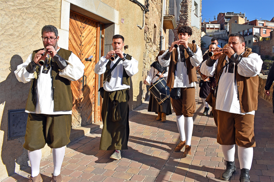 ActuaciÃ³ dels Grallers del Poble Vell al carrer Sant CristÃ²fol durant la 19a Fira Medieval dâ€™Oficis de SÃºria.