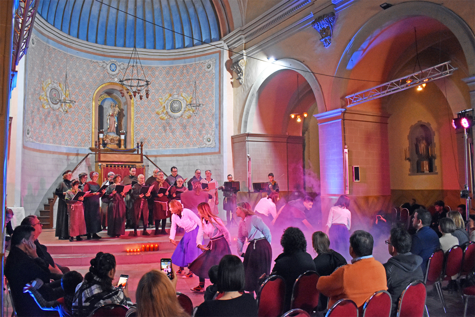 Espectacle 'Cantant i ballant el Llibre Vermell' a lâ€™EsglÃ©sia del Roser, a cÃ rrec de la Societat Coral La Llanterna i lâ€™AgrupaciÃ³ Sardanista, durant la 19a Fira Medieval dâ€™Oficis.