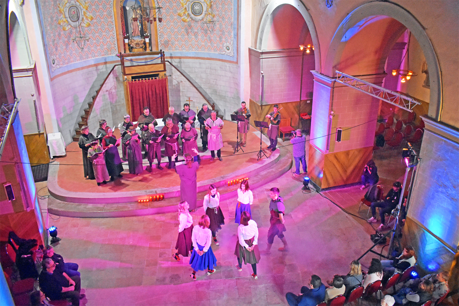 Espectacle 'Cantant i ballant el Llibre Vermell' a l'Església del Roser, a càrrec de la Societat Coral La Llanterna i l'Agrupació Sardanista, durant la 19a Fira Medieval d'Oficis.