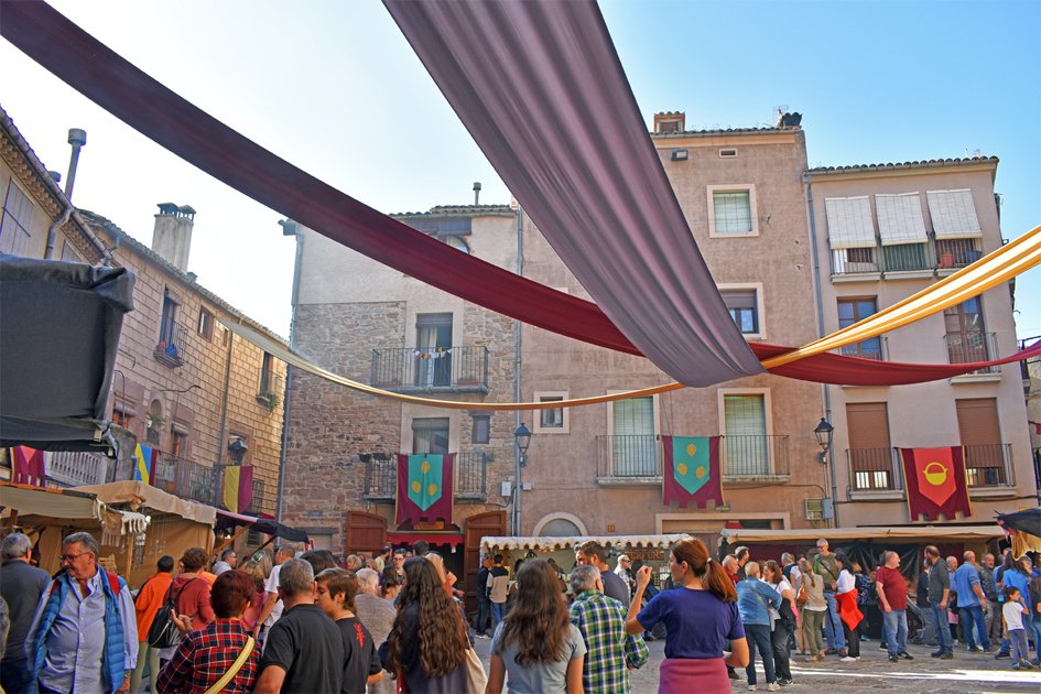Ambient a la plaÃ§a Major del Poble Vell en les primeres hores de la 19a Fira Medieval dâ€™Oficis de SÃºria.