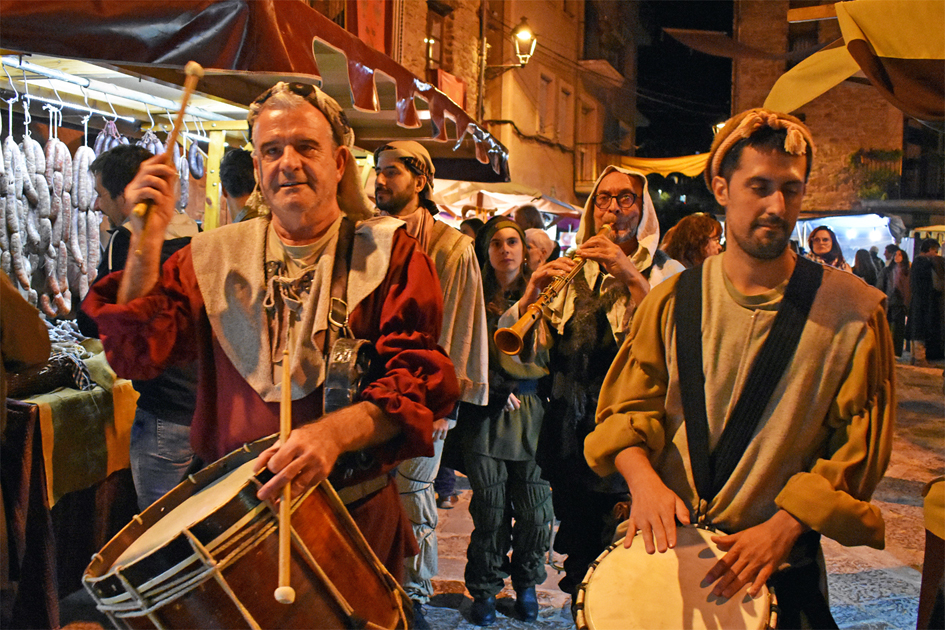 ActuaciÃ³ del grup Xarop de Canya a la plaÃ§a Major del Poble Vell, durant la 19a Fira Medieval dâ€™Oficis de SÃºria.