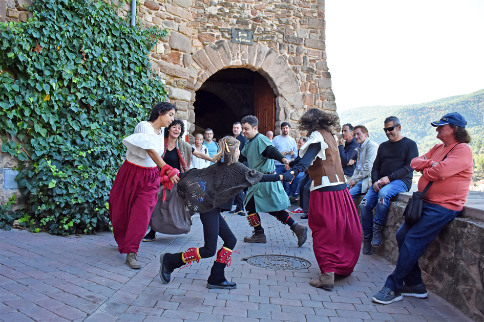 Ball de cascavells al Portal de Cardona, a cÃ rrec del Tro Gros, durant la 19a Fira Medieval dâ€™Oficis de SÃºria.