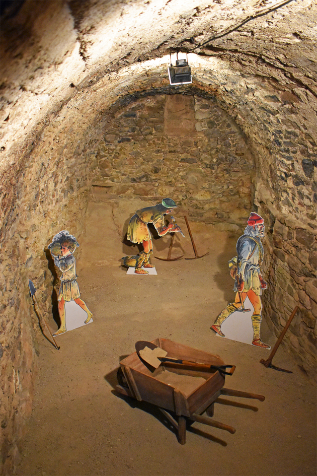 Personatges de la mina de sal, al carrer de la Mura, durant la 19a Fira Medieval d'Oficis de Súria.