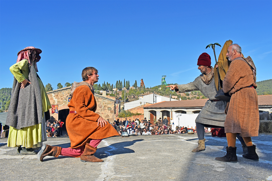 RepresentaciÃ³ de 'Salats!â€™ a lâ€™Era del Castell, a cÃ rrec del Foment Cultural, durant la 19a Fira Medieval dâ€™Oficis de SÃºria.