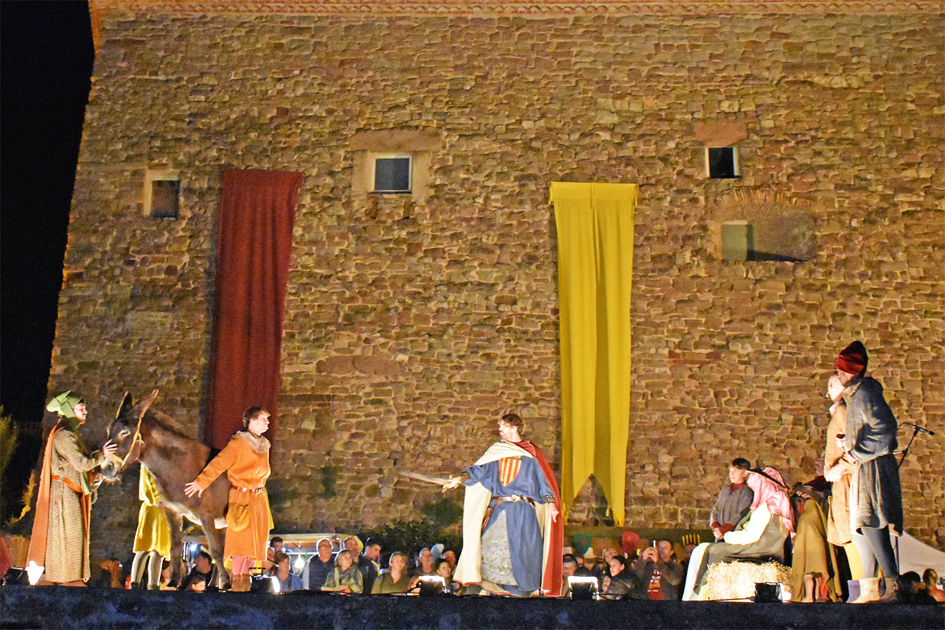 Representació de 'Salats!' a l'Era del Castell, a càrrec del Foment Cultural, durant la 19a Fira Medieval d'Oficis de Súria.