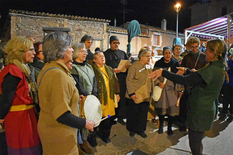 Actuació de la Coral Sòrissons de l'Escola Municipal de Música al carrer Campanar, durant la 19a Fira Medieval d'Oficis de Súria.