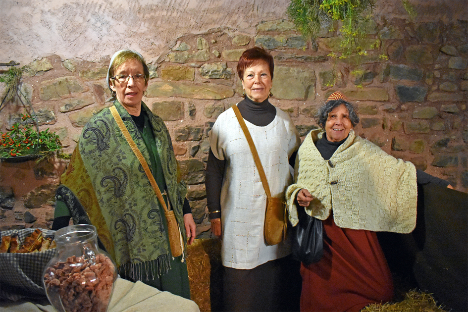 Punt de repartiment de coca al carrer Major del Poble Vell, a cÃ rrec del Casal de la Dona, durant la 19a Fira Medieval dâ€™Oficis de SÃºria.
