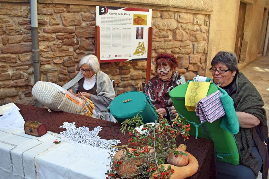 Puntaires del Casal de la Dona al carrer de la Pleta, durant la 19a Fira Medieval d'Oficis de Súria.