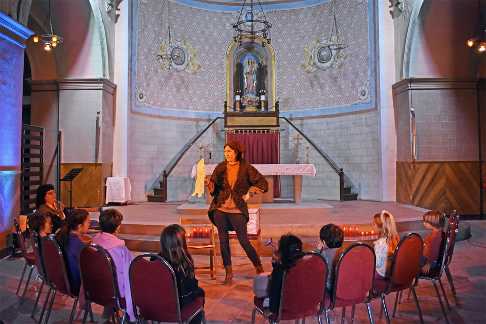 Contacontes a lâ€™EsglÃ©sia del Roser, a cÃ rrec de lâ€™AgrupaciÃ³ Sardanista, durant la 19a Fira Medieval dâ€™Oficis de SÃºria.