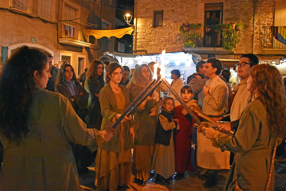 RecreaciÃ³ histÃ²rica a la plaÃ§a Major del Poble Vell durant la 19a Fira Medieval dâ€™Oficis de SÃºria.