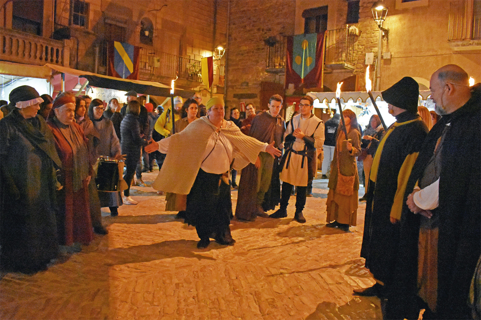 DetenciÃ³ de la bruixa JerÃ²nima a la plaÃ§a Major del Poble Vell, a cÃ rrec de Jueus de lâ€™Aixada, durant la 19a Fira Medieval dâ€™Oficis de SÃºria.
