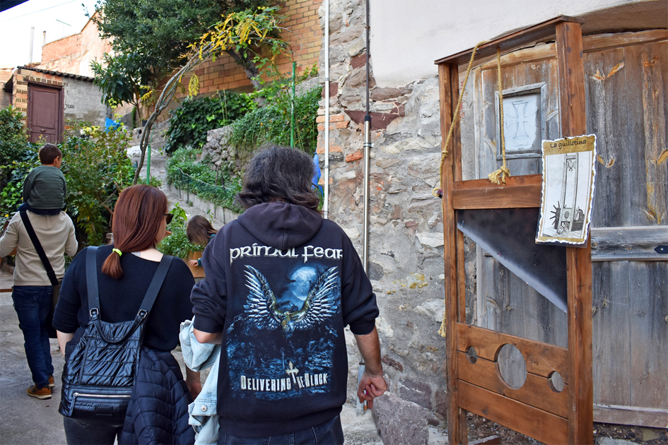 ExposiciÃ³ dâ€™instruments de tortura al carrer del Castell, durant la 19a Fira Medieval dâ€™Oficis de SÃºria.