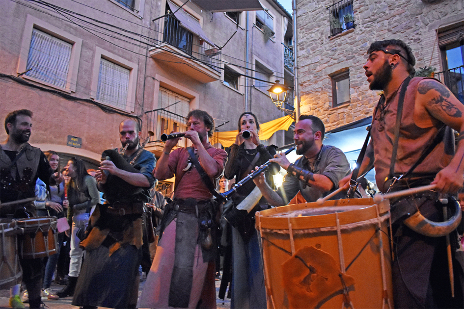 ActuaciÃ³ de Berros de la Cort a la plaÃ§a Major del Poble Vell, durant la 19a Fira Medieval dâ€™Oficis de SÃºria.