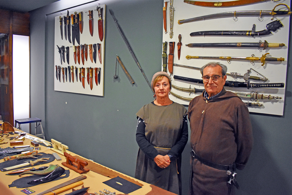 Imatge de lâ€™exposiciÃ³ de ganiveteria al carrer Sant Climent, durant la 19a Fira Medieval dâ€™Oficis de SÃºria.