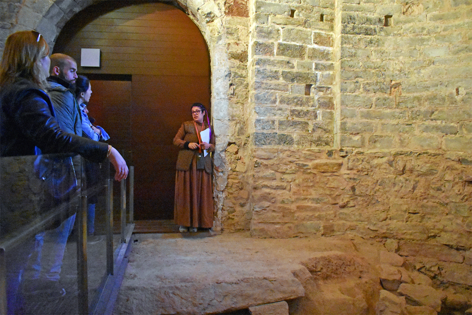 Visita guiada al jaciment arqueolÃ²gic de lâ€™EsglÃ©sia del Roser, durant la 19a Fira Medieval dâ€™Oficis de SÃºria.