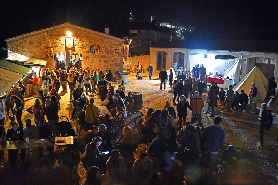 Ambient a lâ€™Era del Castell en les darreres hores de la 19a Fira Medieval dâ€™Oficis.