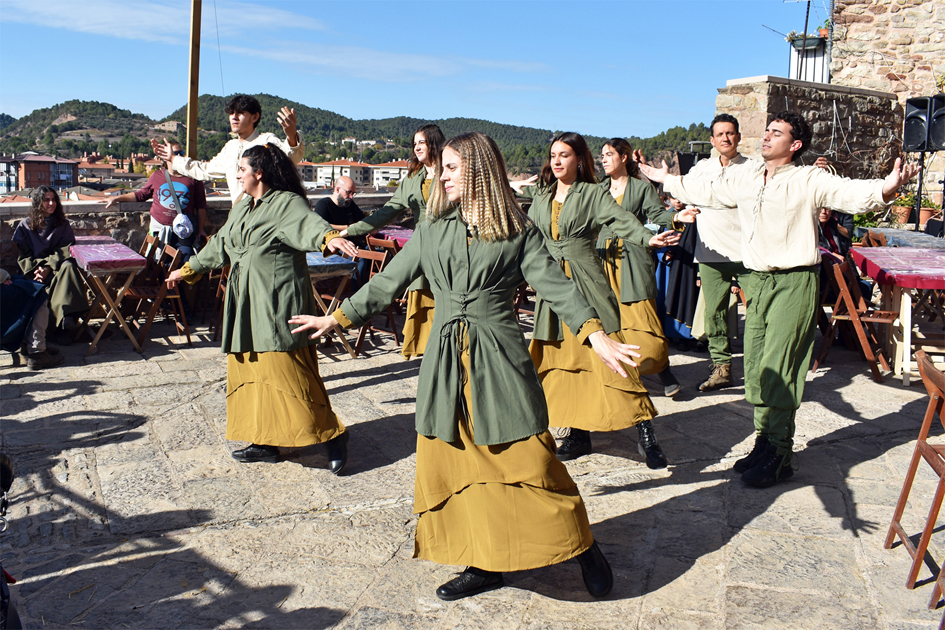 Danses jueves a la Bateria del Poble Vell, a càrrec de Jueus de l'Aixada, durant la 19a Fira Medieval d'Oficis de Súria.