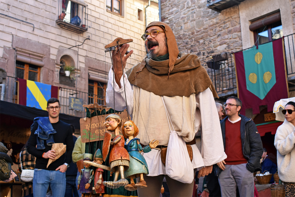 El titellaire Ramon Lluc de Selvanyola, a la plaÃ§a Major del Poble Vell, durant la 19a Fira Medieval dâ€™Oficis de SÃºria.