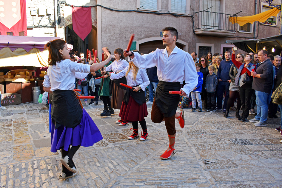 Ball de bastons a la plaça Major del Poble Vell, a càrrec de l'Agrupació Sardanista, durant la 19a Fira Medieval d'Oficis de Súria.