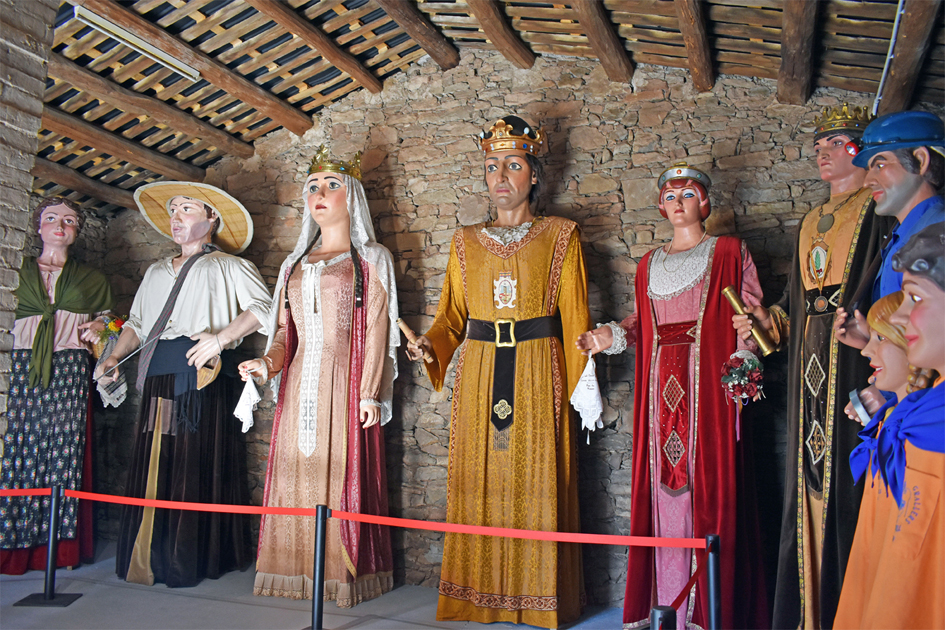 Gegants i gegantons de Súria a la ferreria de l'Era del Castell, durant la 19a Fira Medieval d'Oficis de Súria.