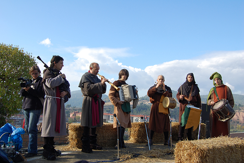 ActuaciÃ³ d'Els Ministrils de Cererols en una de les representacions de 'Salats!' durant la 7a Fira Medieval d'Oficis - Novembre de 2008.