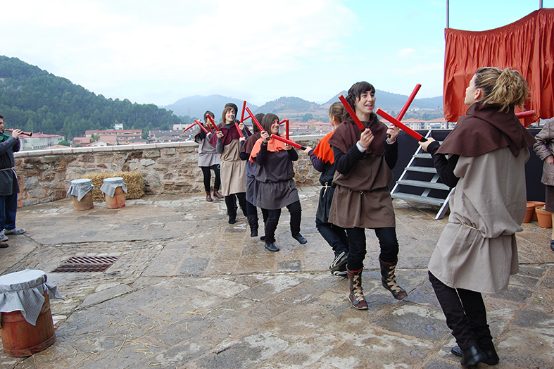 ActuaciÃ³ dels Bastoners durant la 7a Fira Medieval d'Oficis - Novembre de 2008.