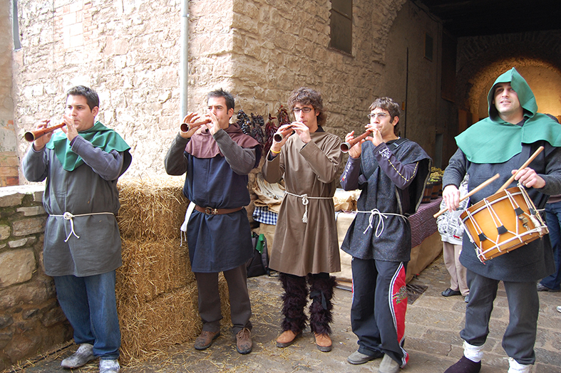 ActuaciÃ³ de grallers durant la 7a Fira Medieval d'Oficis - Novembre de 2008.