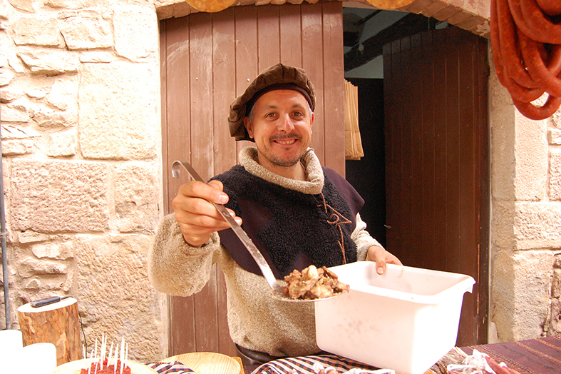 Paradista de la 7a Fira Medieval d'Oficis - Novembre de 2008.