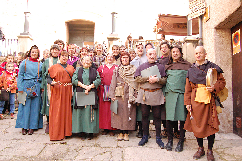 Foto de grup de la Coral SÃ²rissons durant la 7a Fira Medieval d'Oficis - Novembre de 2008.