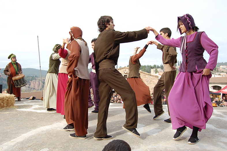 Dansa de 'Salats!' durant la 8a Fira Medieval d'Oficis - Novembre de 2009.