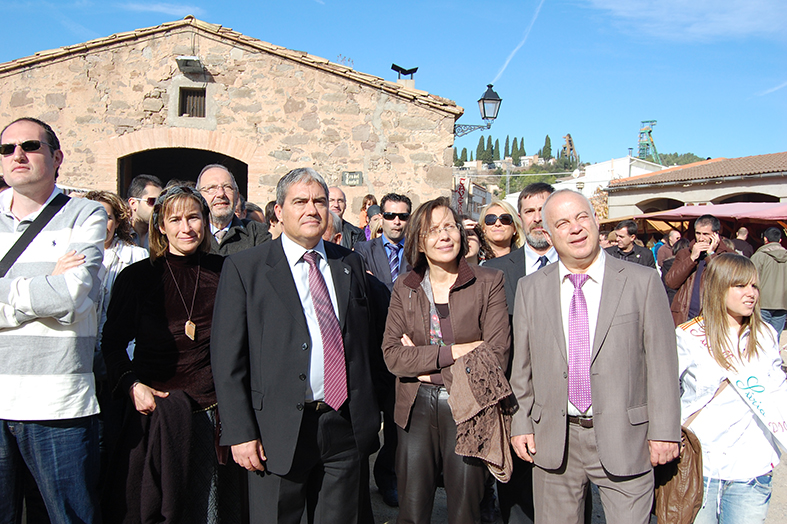 La consellera de JustÃ­cia de la Generalitat, Montserrat Tura, amb l'alcalde Antoni JuliÃ¡n, el diputat de la DiputaciÃ³ Ezequiel MartÃ­nez i la regidora de Cultura, Encarna Mata, a la 9a Fira Medieval d'Oficis - Novembre de 2010.