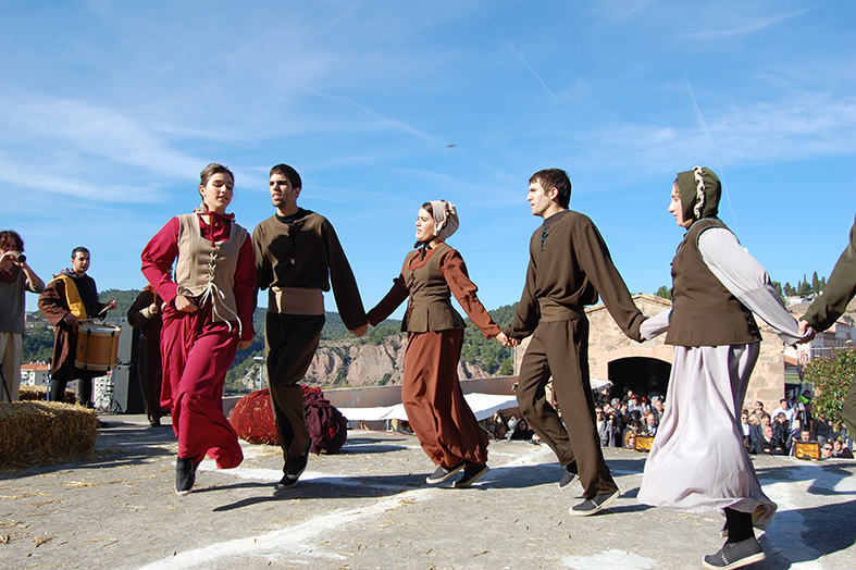 Dansa de 'Salats!', durant la 9a Fira Medieval d'Oficis - Novembre de 2010.