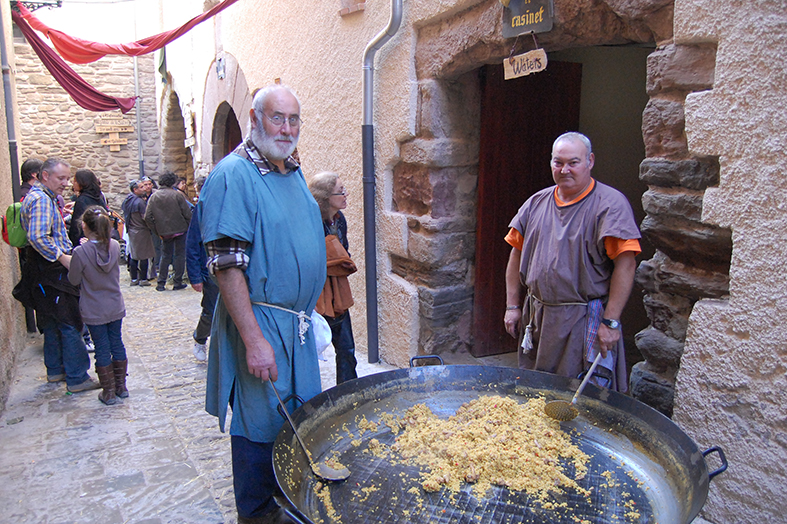 Elaboradors de l'arrÃ²s de l'Hostal del Casinet durant la 9a Fira Medieval d'Oficis - Novembre de 2010.