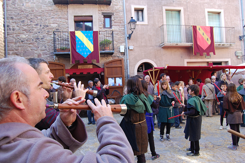 ActuaciÃ³ dels Bastoners durant la 9a Fira Medieval d'Oficis - Novembre de 2010.