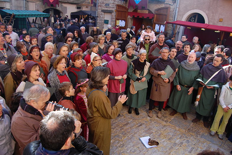 ActuaciÃ³ de la Coral SÃ²rissons durant la 9a Fira Medieval d'Oficis - Novembre de 2010.