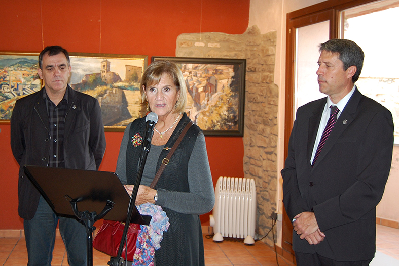La presidenta del Parlament, NÃºria de Gispert parla durant l'acte inaugural de la 10a Fira Medieval d'Oficis, al costat de l'alcalde Josep Maria Canudas i del regidor de Turisme, Miquel Caelles - Novembre de 2011.
